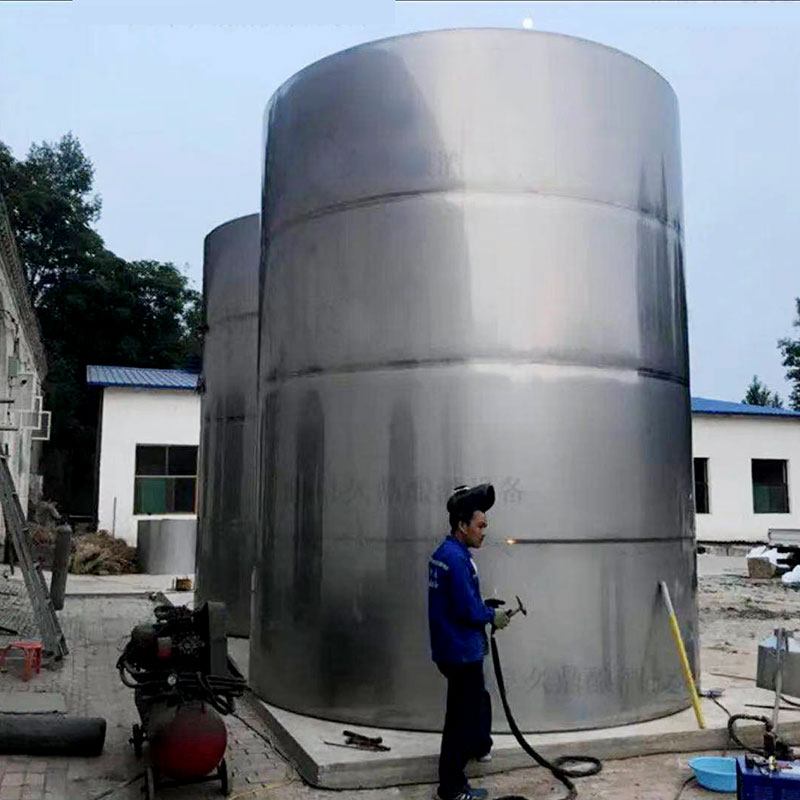 大型不锈钢圆柱形保温水箱